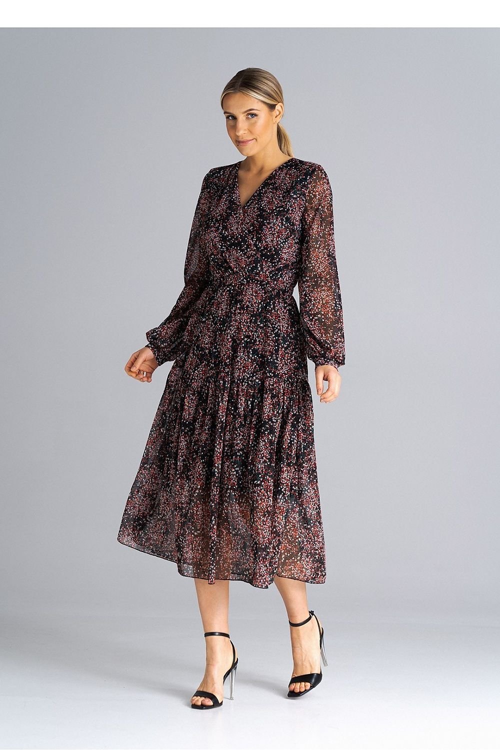 This elegant midi dress features a flattering flared cut, long sleeves, and a set-in neckline, offering a timeless and sophisticated look. The pleated waist enhances the silhouette, creating a feminine shape, while the lining ensures comfort and a smooth fit. Designed to be worn over the head, this dress combines ease with style, making it a perfect choice for both casual and semi-formal occasions.






