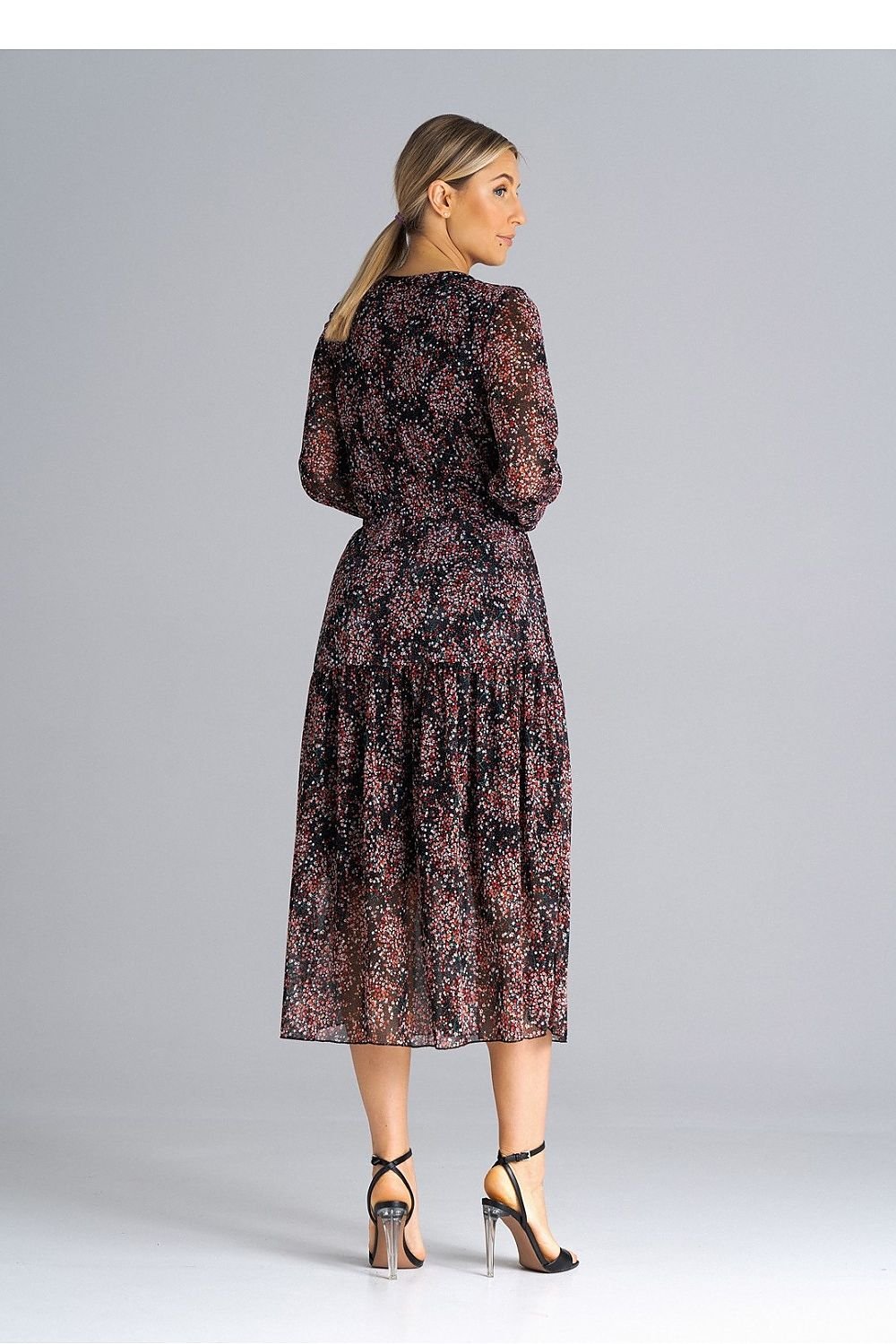 This elegant midi dress features a flattering flared cut, long sleeves, and a set-in neckline, offering a timeless and sophisticated look. The pleated waist enhances the silhouette, creating a feminine shape, while the lining ensures comfort and a smooth fit. Designed to be worn over the head, this dress combines ease with style, making it a perfect choice for both casual and semi-formal occasions.






