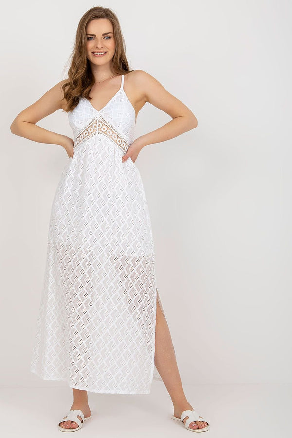 Vestido calado sin tirantes con lazo en la espalda y escote corazón