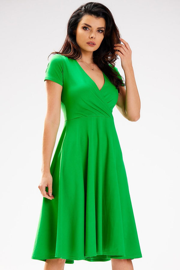 Vestido midi con mangas cortas y escote envolvente