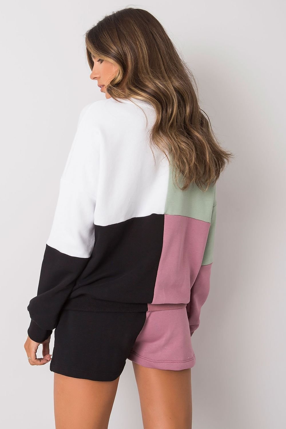 Ensemble de détente avec sweat-shirt et short colorblock