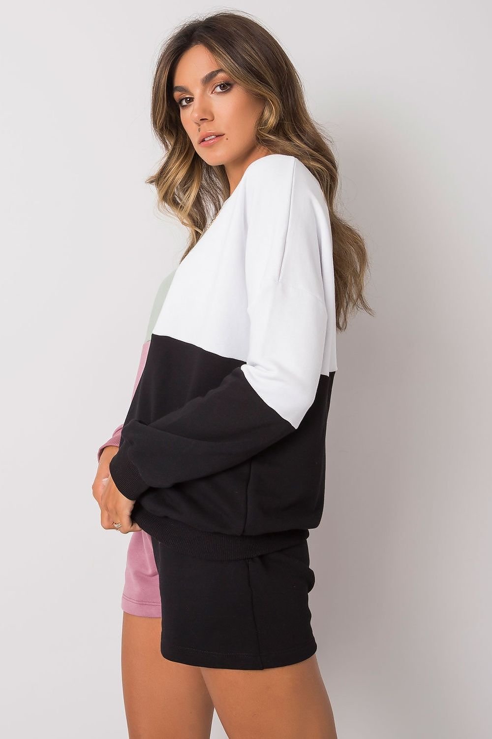 Ensemble de détente avec sweat-shirt et short colorblock