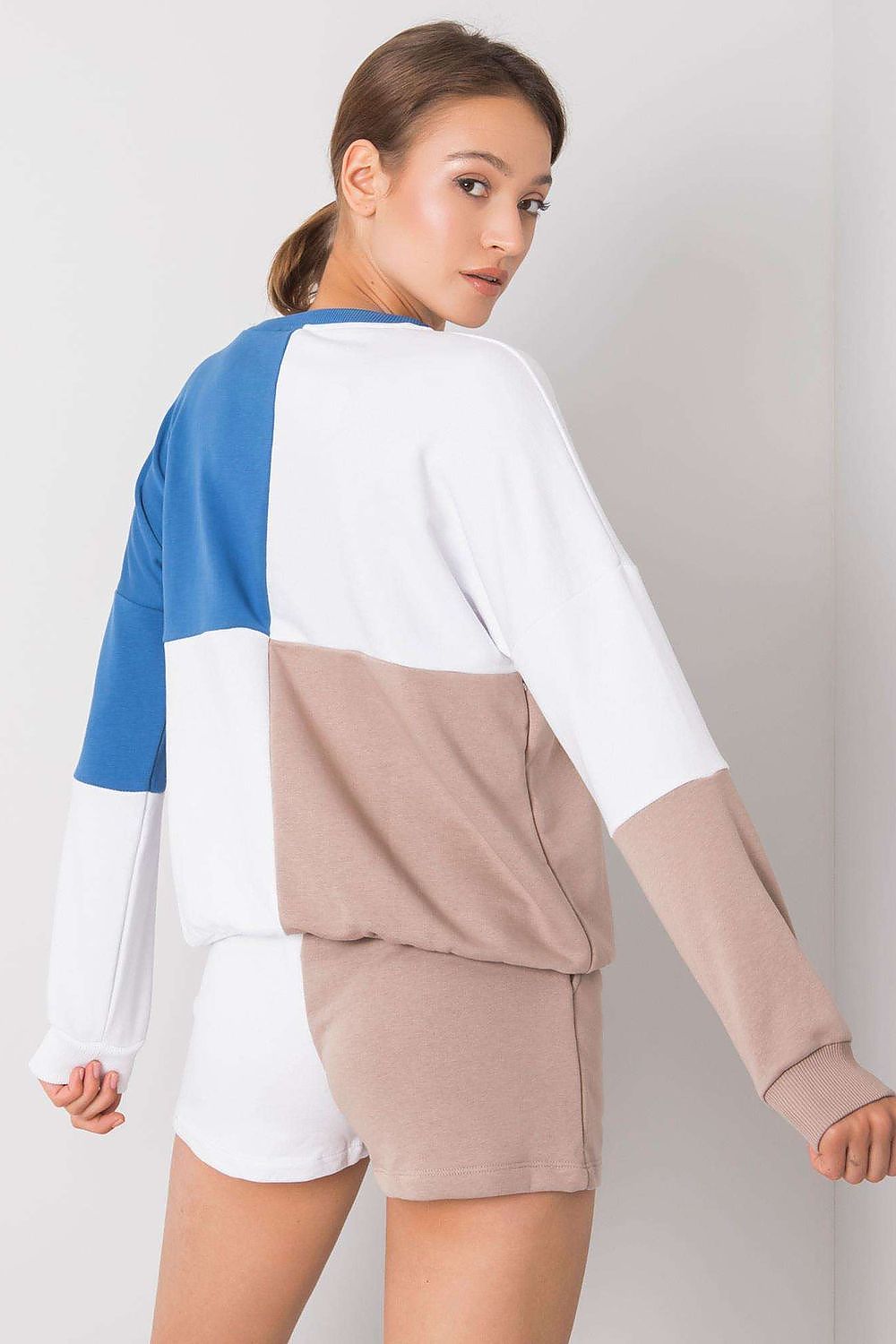 Ensemble de détente avec sweat-shirt et short colorblock