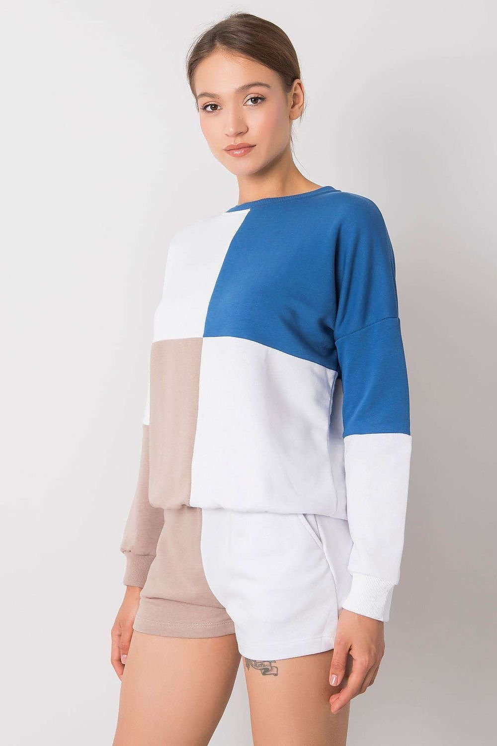 Ensemble de détente avec sweat-shirt et short colorblock