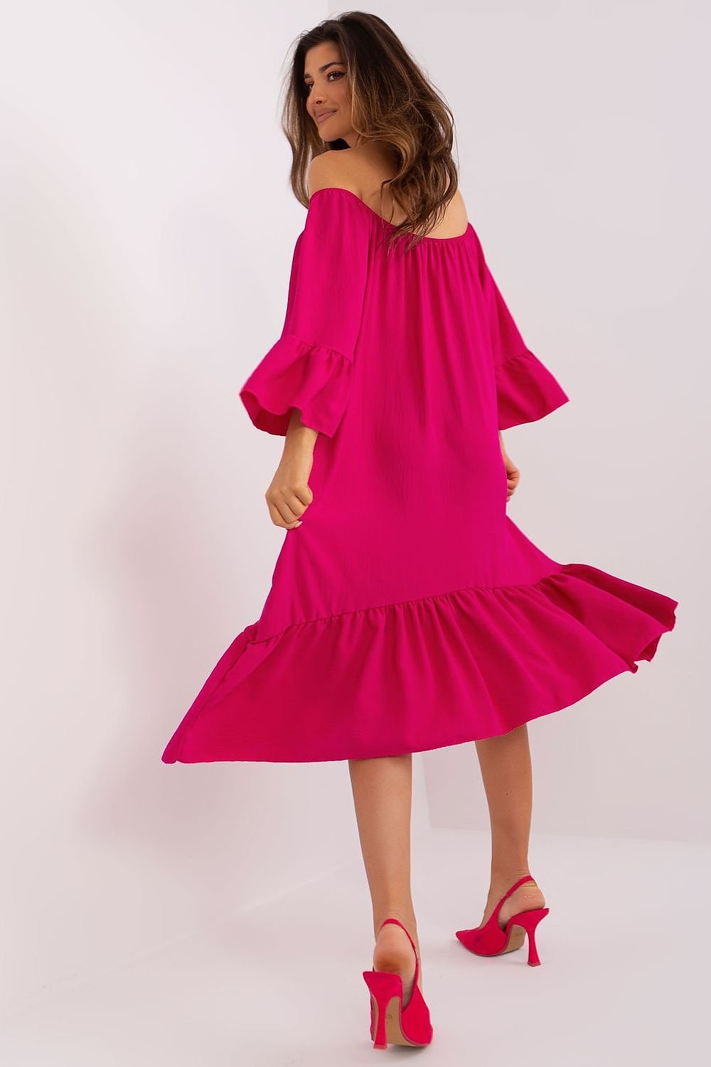 Locker sitzendes Sommerkleid mit 3/4-Ärmeln und Rüschendetails