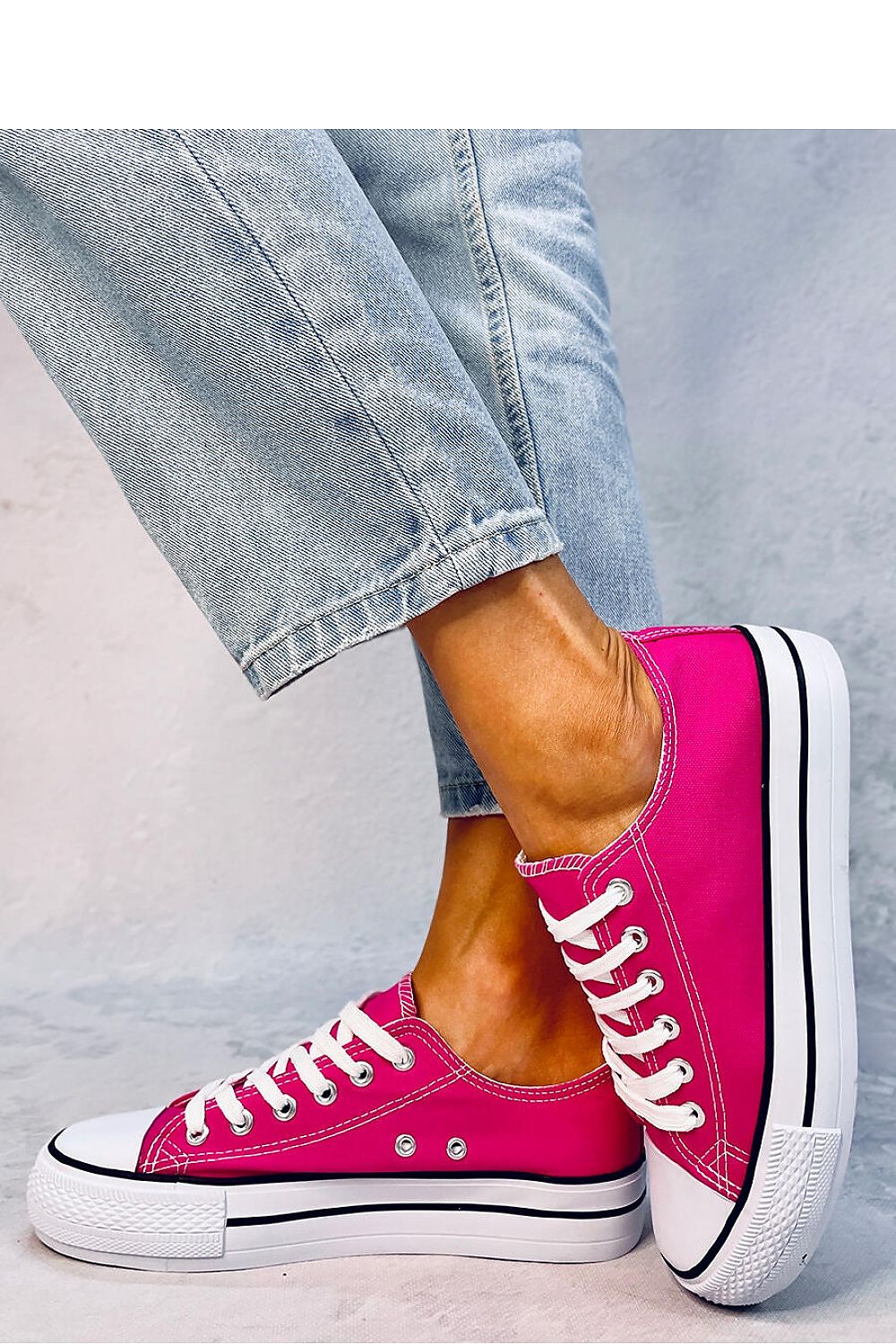 Stylish pink women's sneakers on a high sole, offering a timeless and comfortable design perfect for everyday wear. Made with fabric for both outer and inner materials, these sneakers provide a fashionable and reliable option for your casual outfits.






