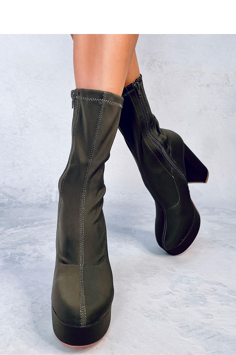 Bottes hautes pour femmes avec talon droit et plateforme