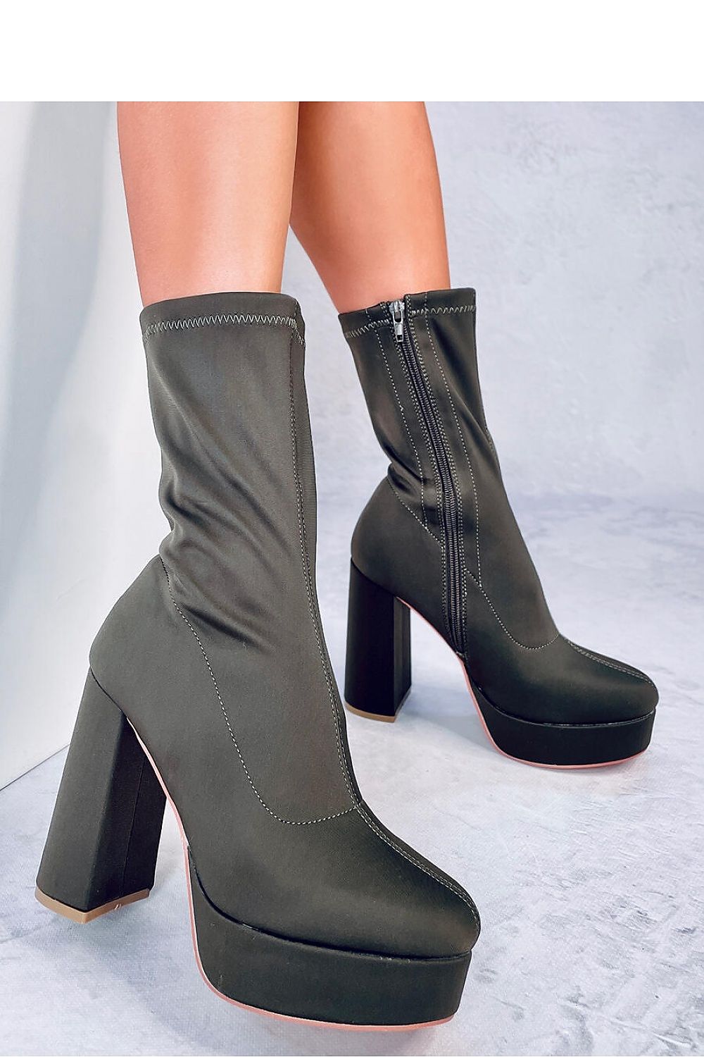 Bottes hautes pour femmes avec talon droit et plateforme