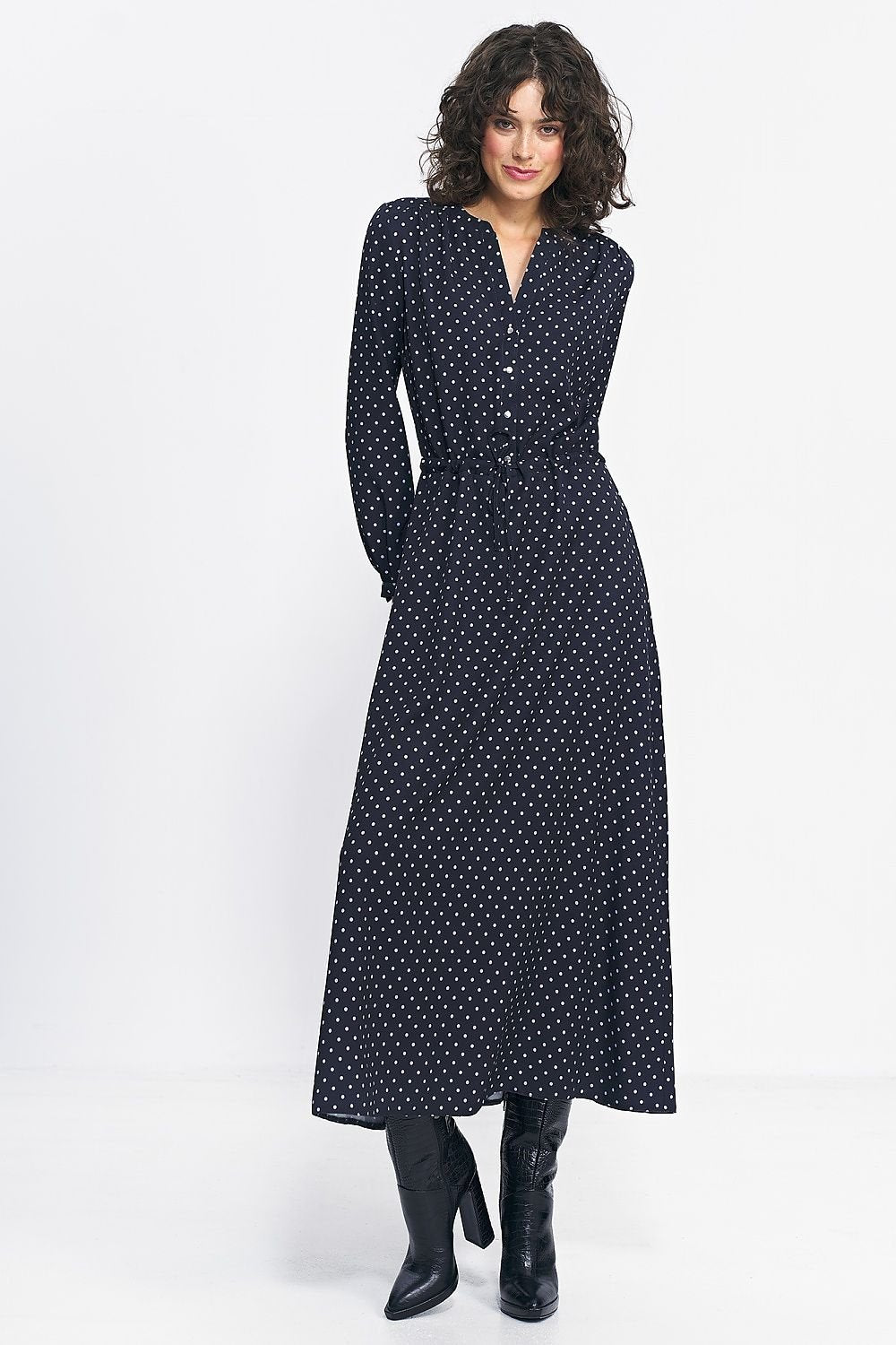 Robe longue à pois pour un style féminin et romantique