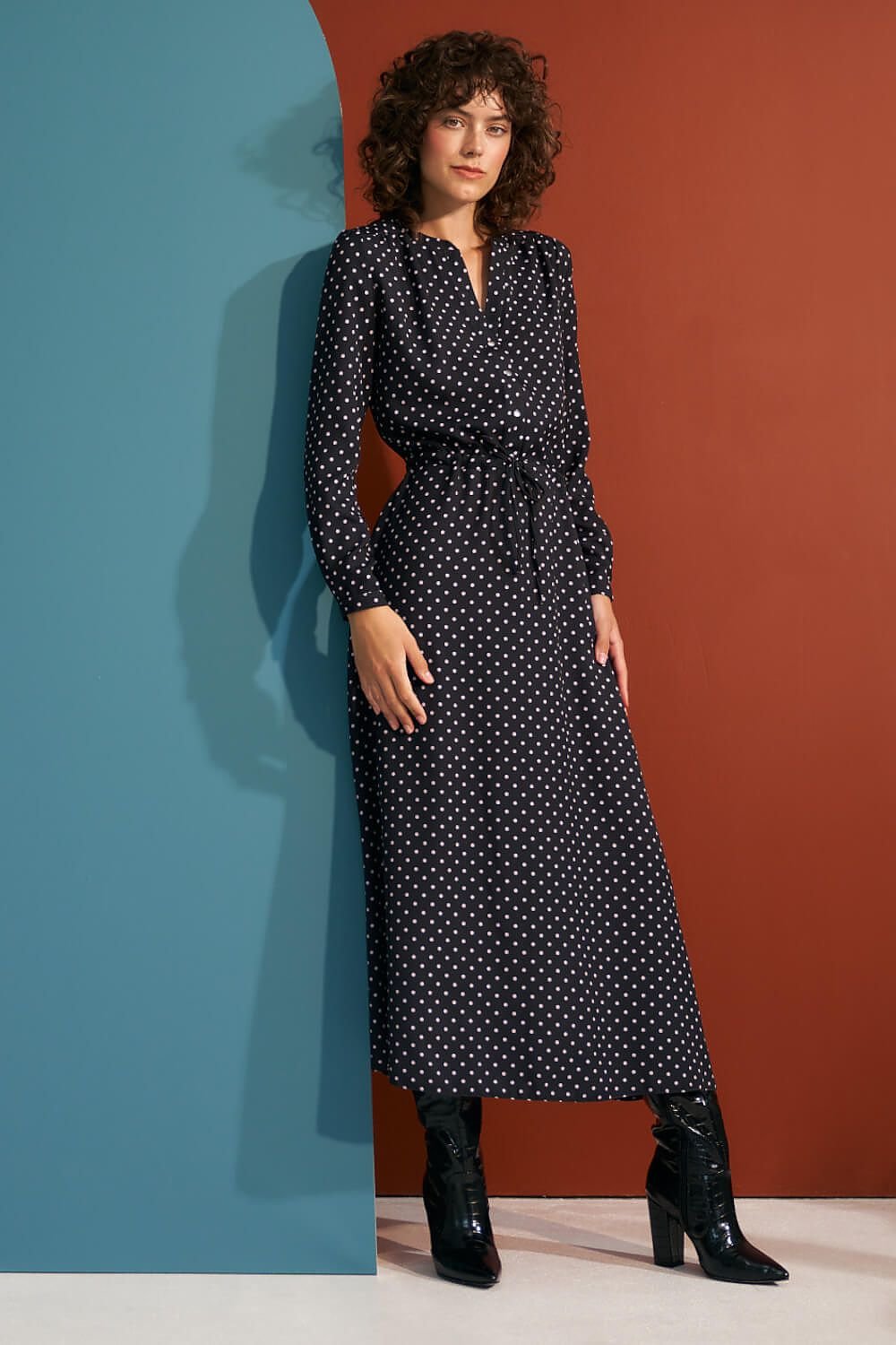 Robe longue à pois pour un style féminin et romantique