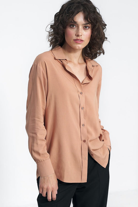 A soft and comfortable shirt with a collar in muted shades, made from a cotton blend for a pleasant touch and high comfort. Its practical cut offers a flattering fit, perfect for stylish and comfortable office wear throughout the day.






