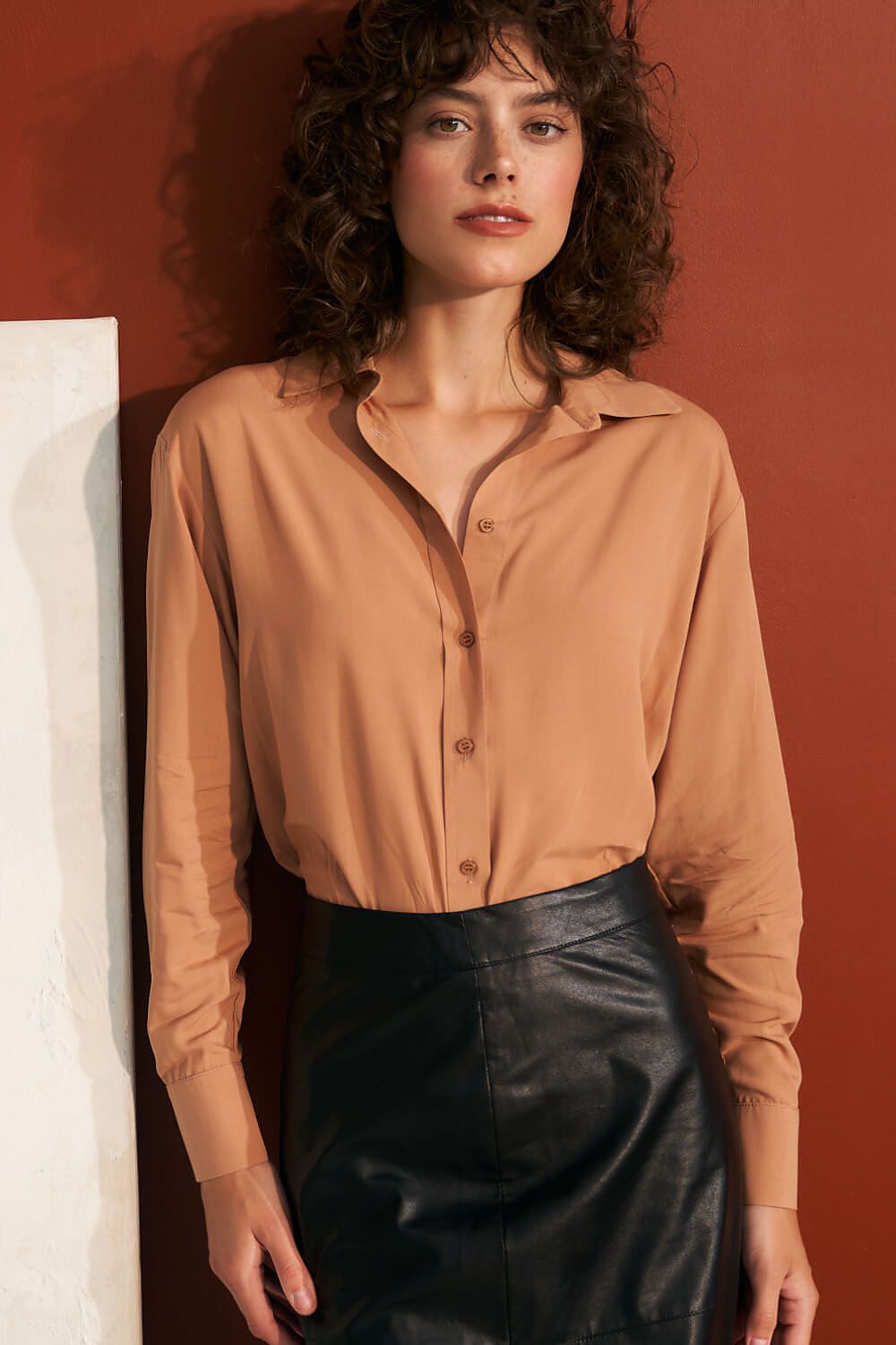 A soft and comfortable shirt with a collar in muted shades, made from a cotton blend for a pleasant touch and high comfort. Its practical cut offers a flattering fit, perfect for stylish and comfortable office wear throughout the day.






