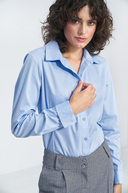 A sophisticated blue shirt made from smooth, pleasant-to-the-touch fabric, featuring a slim fit, long sleeves with cuffs, and a classic collar. Perfect as a versatile base for business outfits and suit styling.






