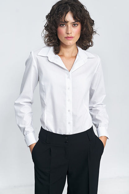 Chemise élégante à coupe ajustée avec col et manches à revers