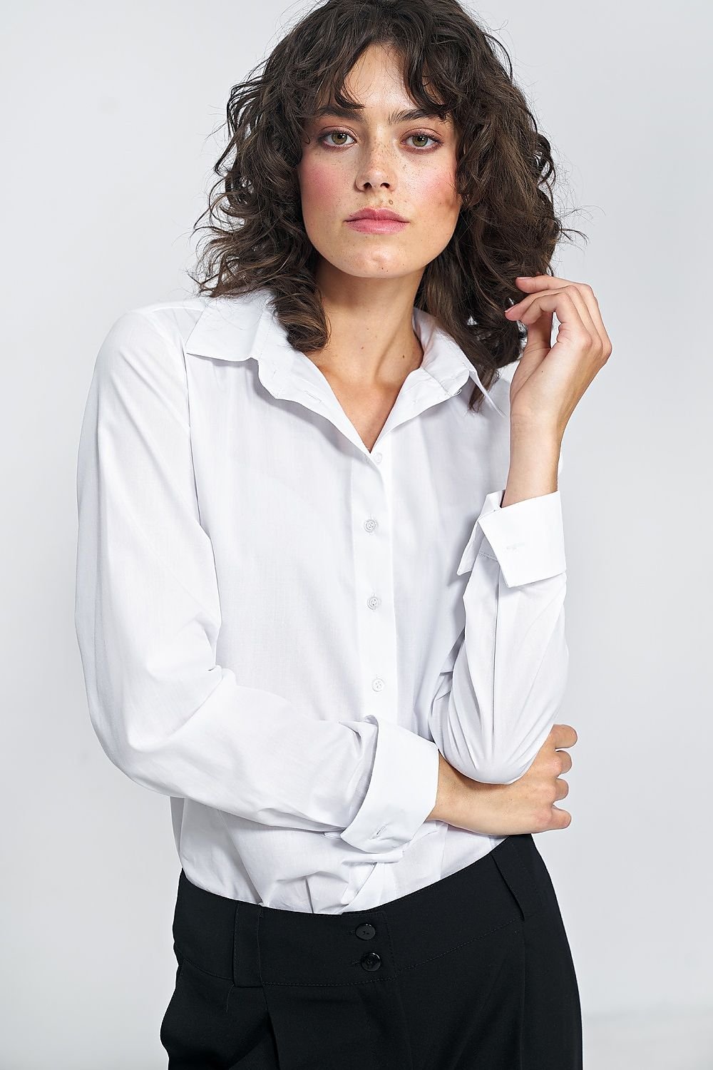 A sophisticated white shirt made from smooth, pleasant-to-the-touch fabric, featuring a slim fit, long sleeves with cuffs, and a classic collar. Perfect as a versatile base for business outfits and suit styling.






