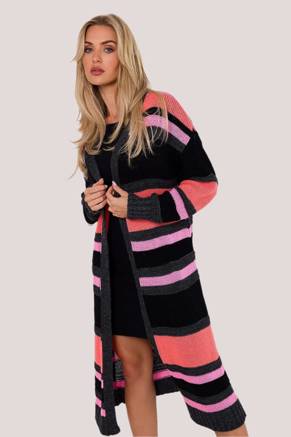  A vibrant long cardigan featuring a thick weave, unbuttoned design, and long sleeves. Designed and manufactured in Poland, this cardigan offers both style and comfort.