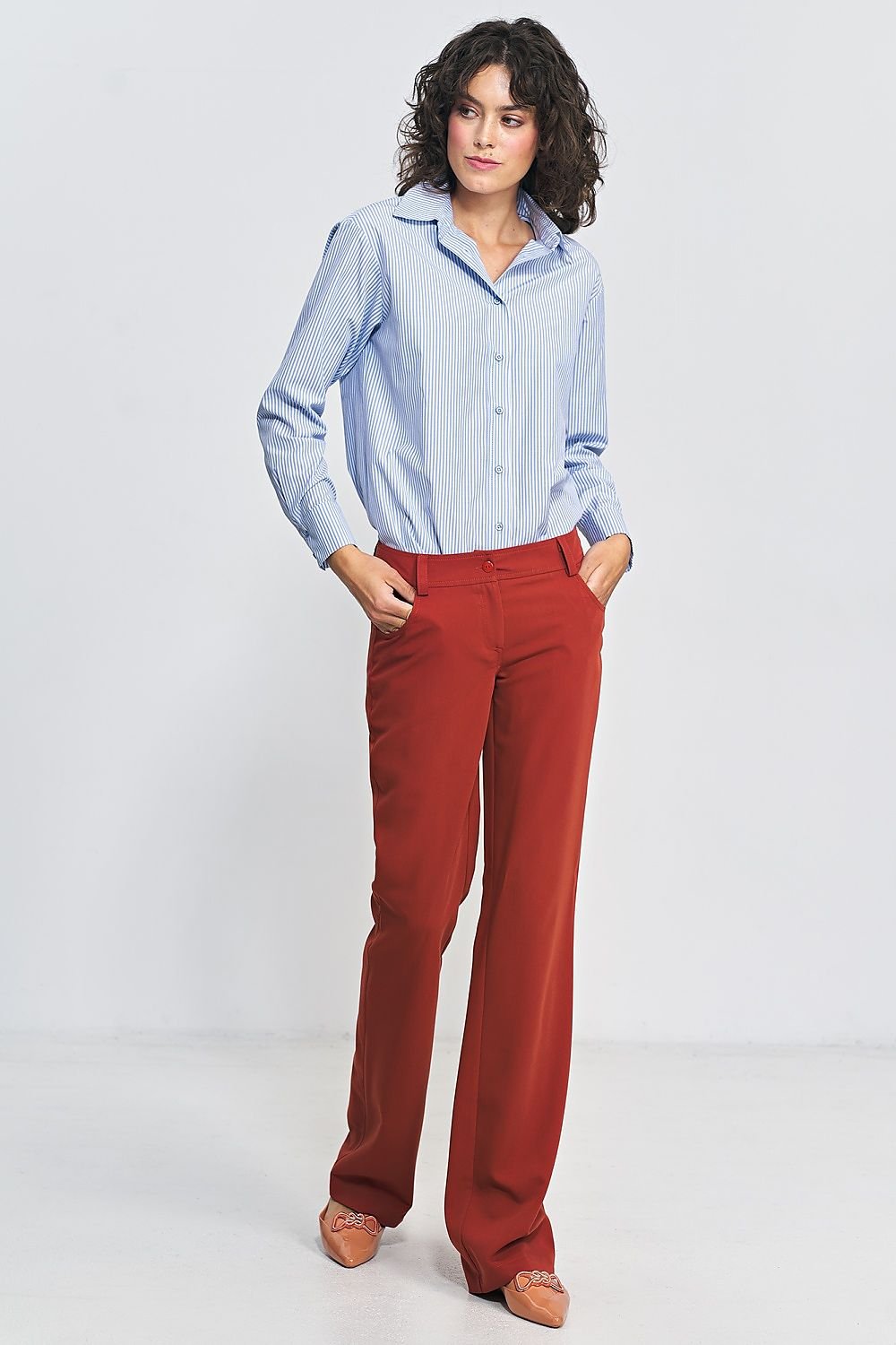 Classic bootcut pants perfect for versatile styling. Pair them with stilettos for a leg-lengthening effect, or create a soft office look with a matching jacket. They also complement loose sweaters and flat shoes beautifully. A timeless wardrobe staple.






