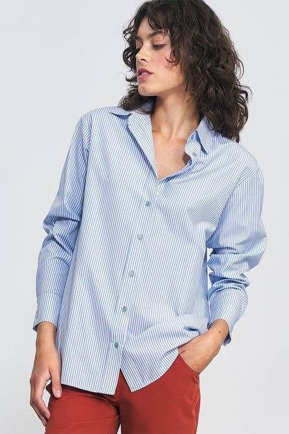 A soft and comfortable shirt with a collar in muted shades, made from a cotton blend for a pleasant touch and high comfort. Its practical cut offers a flattering fit, perfect for stylish and comfortable office wear throughout the day.






