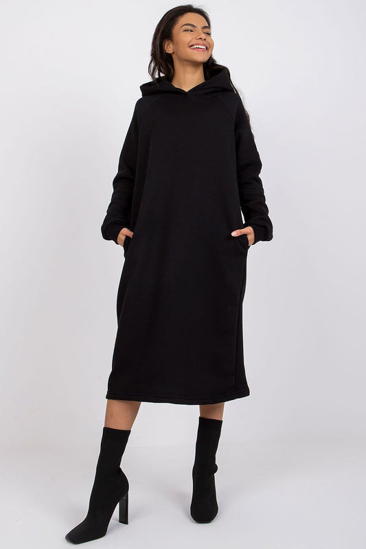 Robe mi-longue à capuche oversize avec poches, détail zippé et patch sur les manches