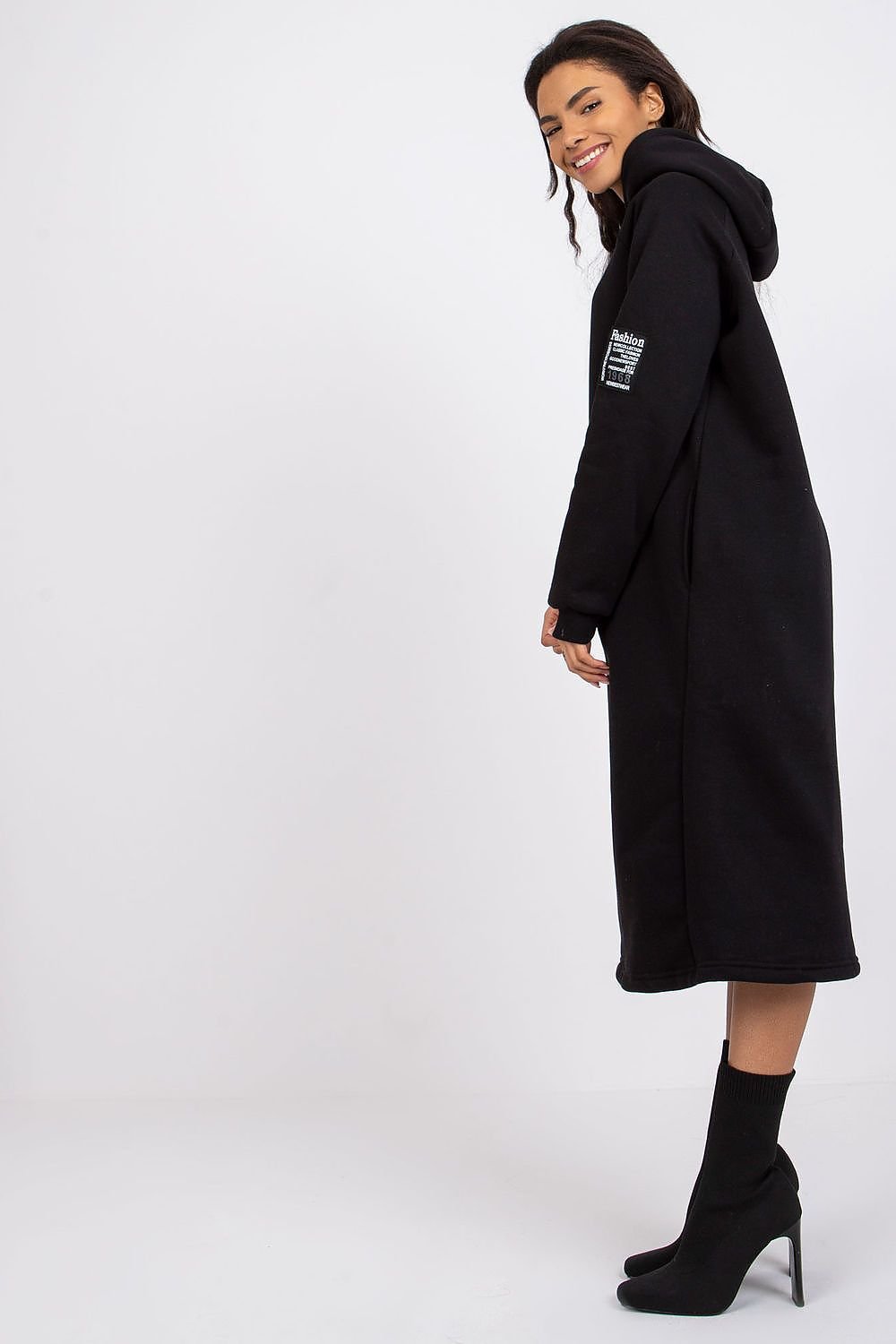 Robe mi-longue à capuche oversize avec poches, détail zippé et patch sur les manches