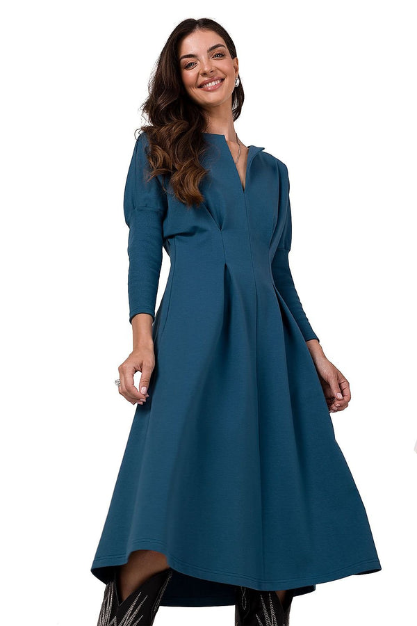 Robe en tricot élégante avec pinces modelantes, manches chauve-souris, encolure fendue et poches latérales
