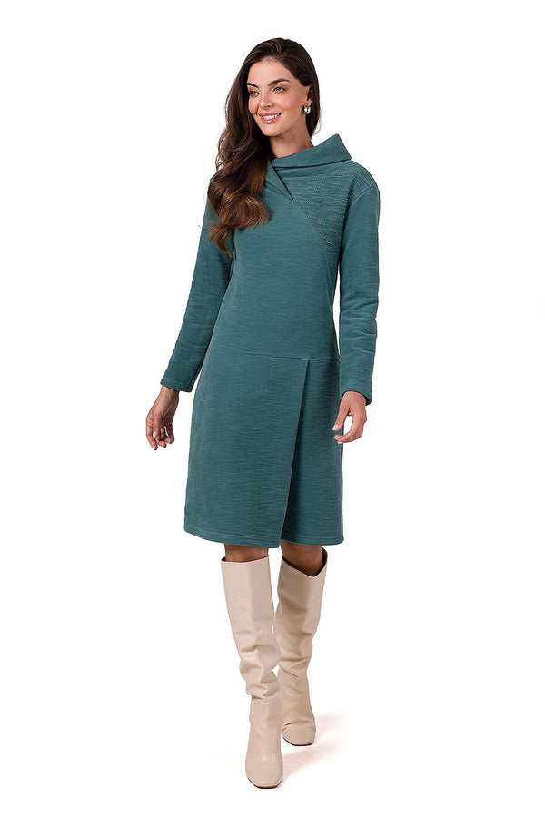 Robe mi-longue à col montant, manches longues et patte sur le devant