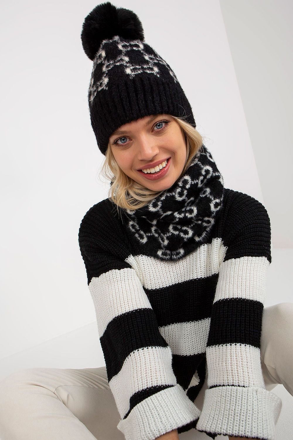 A cozy warm chimney featuring an interesting pattern, perfectly paired with a matching cap in the same color. Ideal for staying stylish and protected from the cold.






