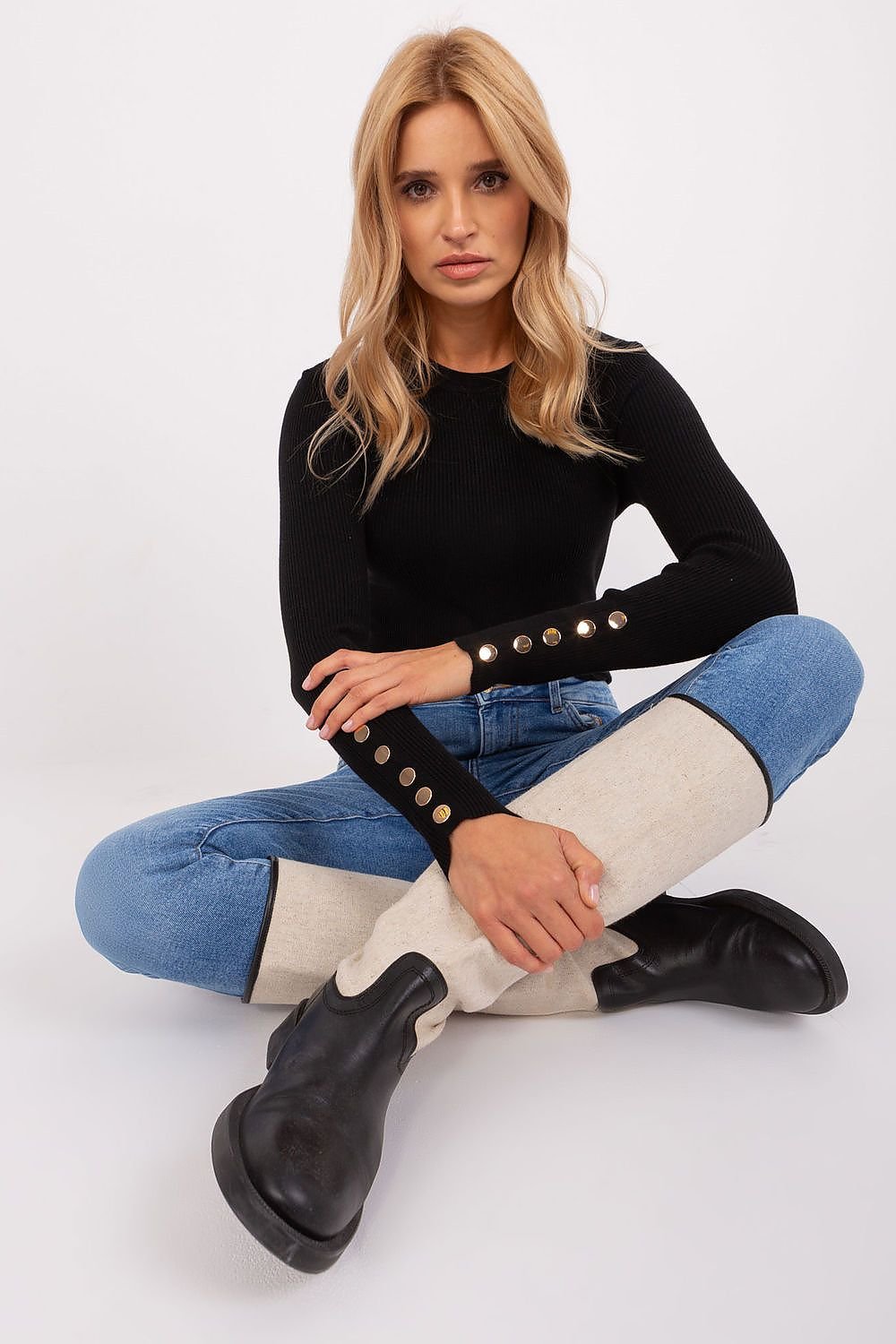 Charming ribbed sweater made from viscose, featuring long sleeves, a classic round neckline, and button details on the sleeves, offering both comfort and style for fall and winter.






