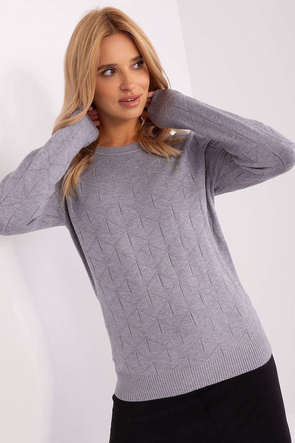 Comfortable women's cotton sweater with a textured fabric, long sleeves, and a round neckline, perfect for everyday wear and easy to style for various occasions.






