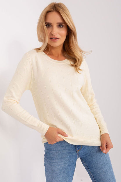 Comfortable women's cotton sweater with a textured fabric, long sleeves, and a round neckline, perfect for everyday wear and easy to style for various occasions.






