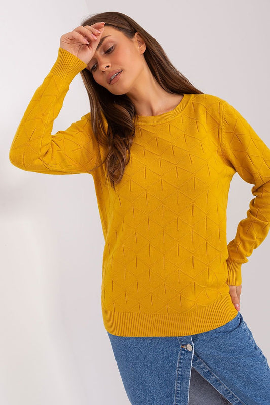 Comfortable women's cotton sweater with a textured fabric, long sleeves, and a round neckline, perfect for everyday wear and easy to style for various occasions.






