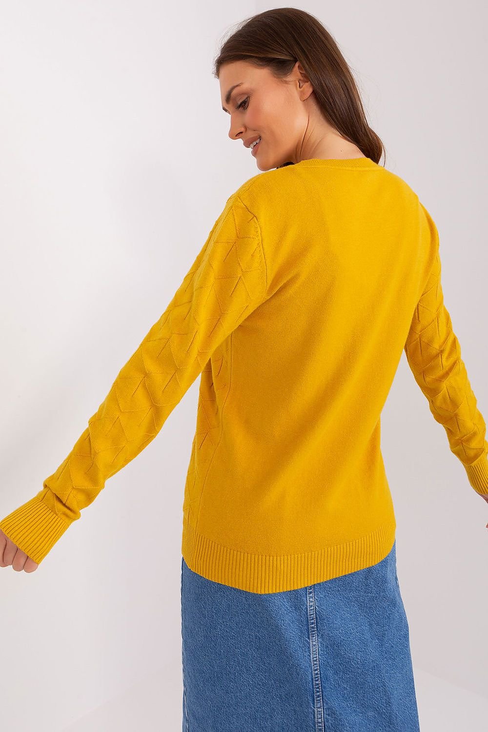 Comfortable women's cotton sweater with a textured fabric, long sleeves, and a round neckline, perfect for everyday wear and easy to style for various occasions.






