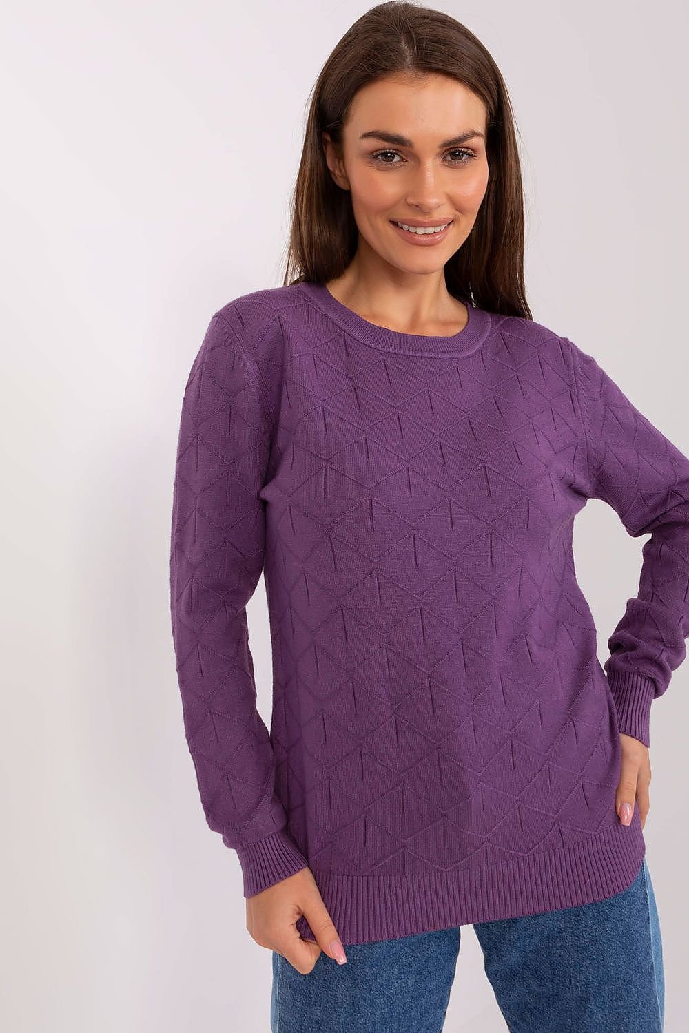 Comfortable women's cotton sweater with a textured fabric, long sleeves, and a round neckline, perfect for everyday wear and easy to style for various occasions.






