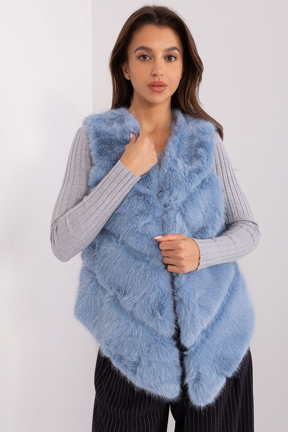 High-quality polyester fur vest with practical pockets, inner lining, and hook-and-loop fasteners, perfect for casual and special occasions.