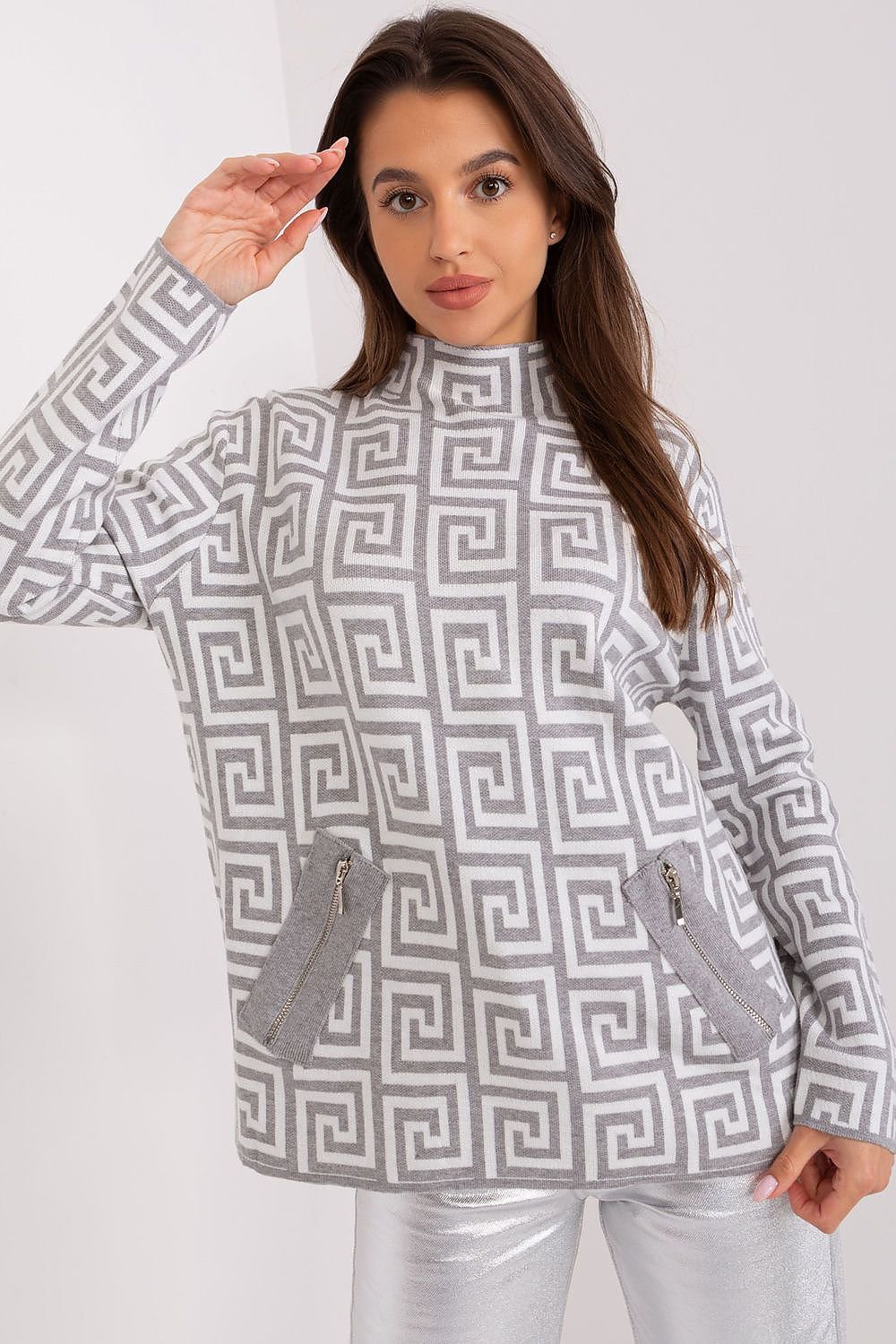 Fashionable women's sweater with long sleeves, a half turtleneck, and a geometric pattern, featuring zippered pockets, perfect for everyday wear and work during colder days.






