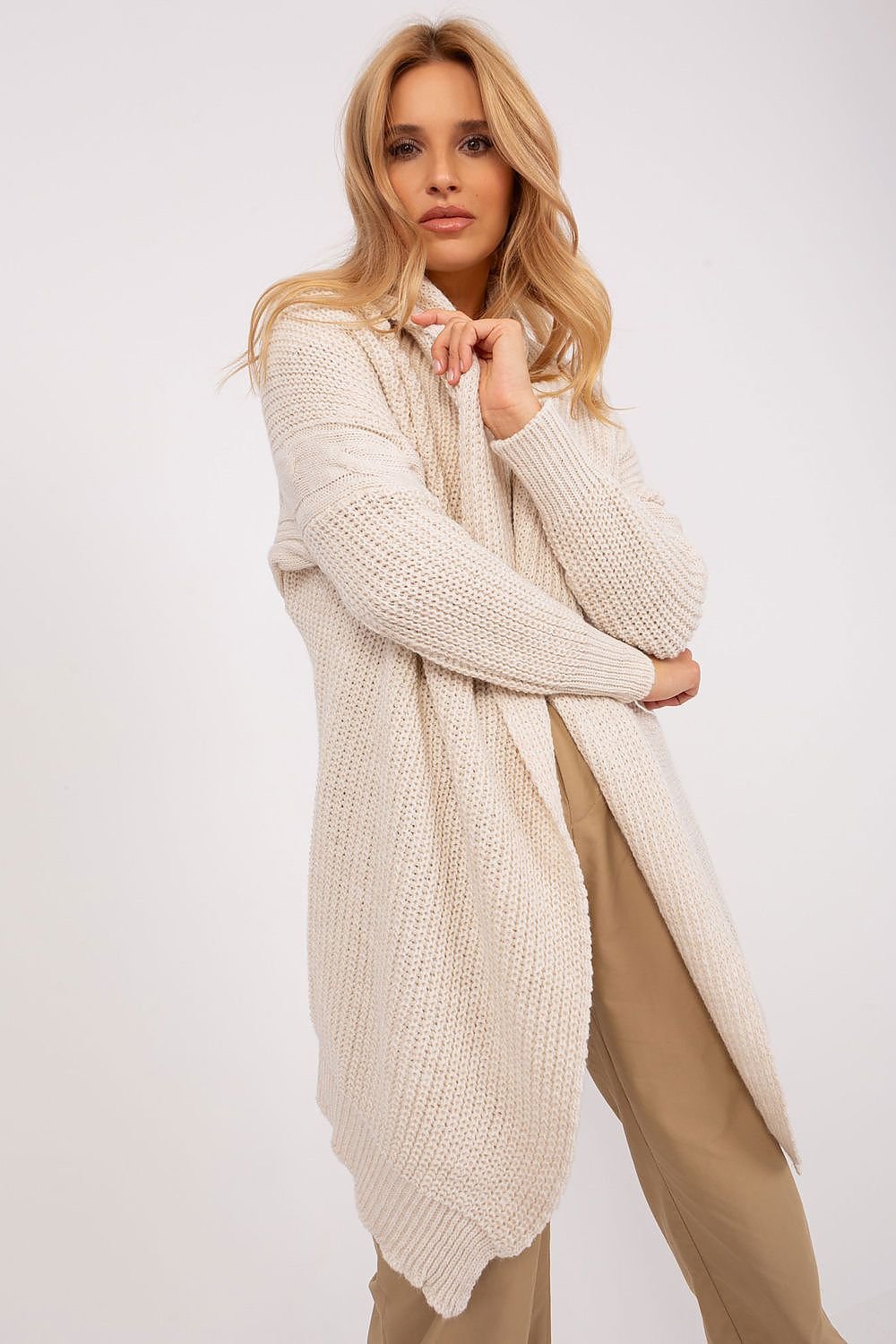  A comfortable and versatile cardigan made from soft acrylic, featuring long sleeves, a loose fit, and a smooth, uniform fabric texture. Its knee-length cut and casual style make it perfect for pairing with pants, dresses, or skirts, available in a variety of colors.