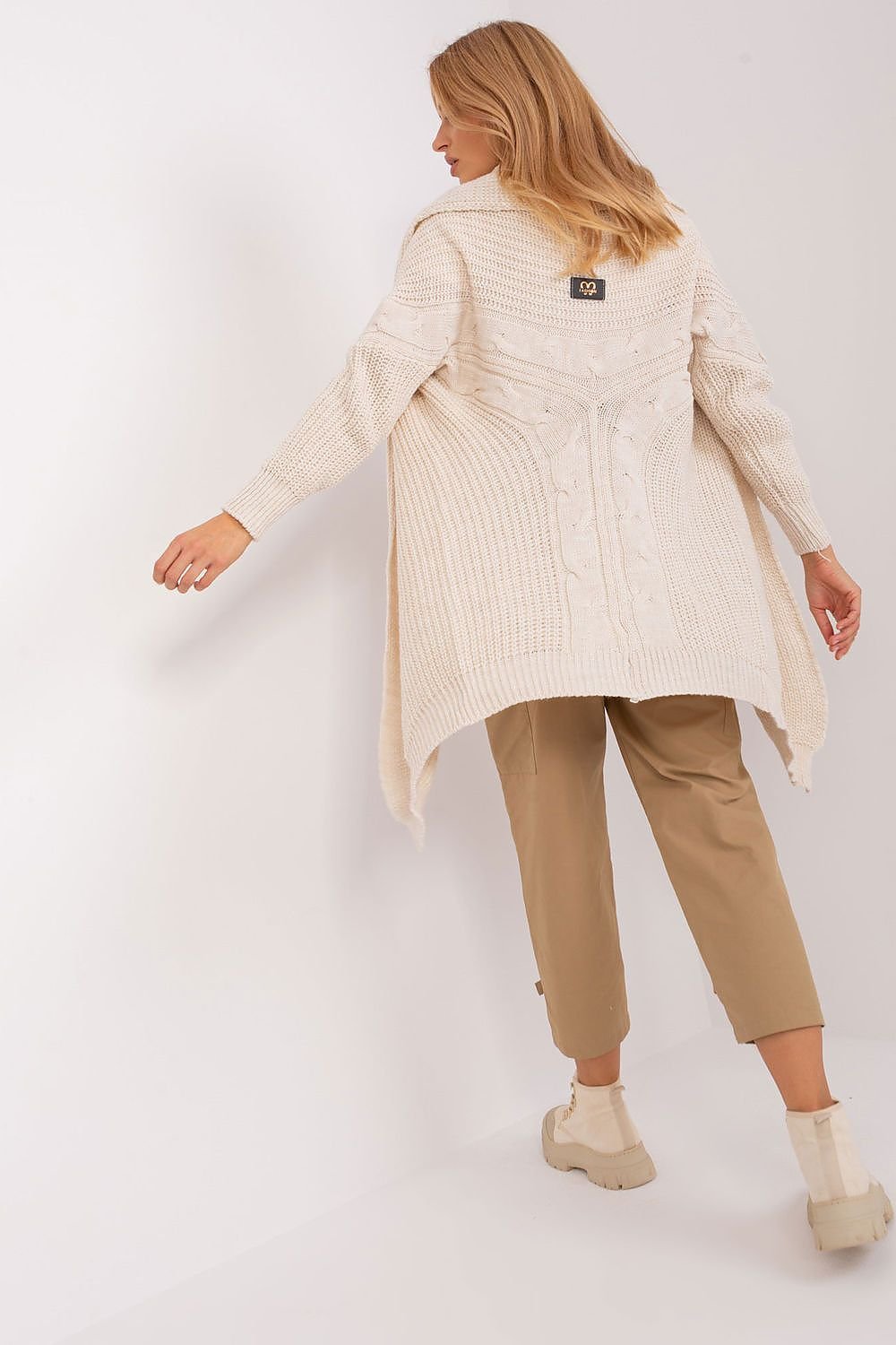  A comfortable and versatile cardigan made from soft acrylic, featuring long sleeves, a loose fit, and a smooth, uniform fabric texture. Its knee-length cut and casual style make it perfect for pairing with pants, dresses, or skirts, available in a variety of colors.