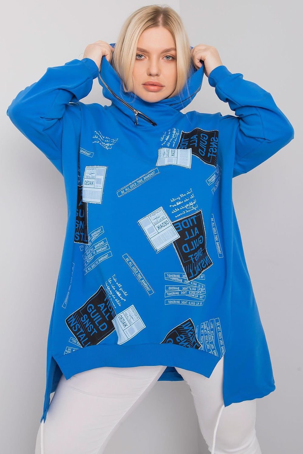 Dark blue sweatshirt with a hood, long sleeves, print, and applique details, made from vegan materials.






